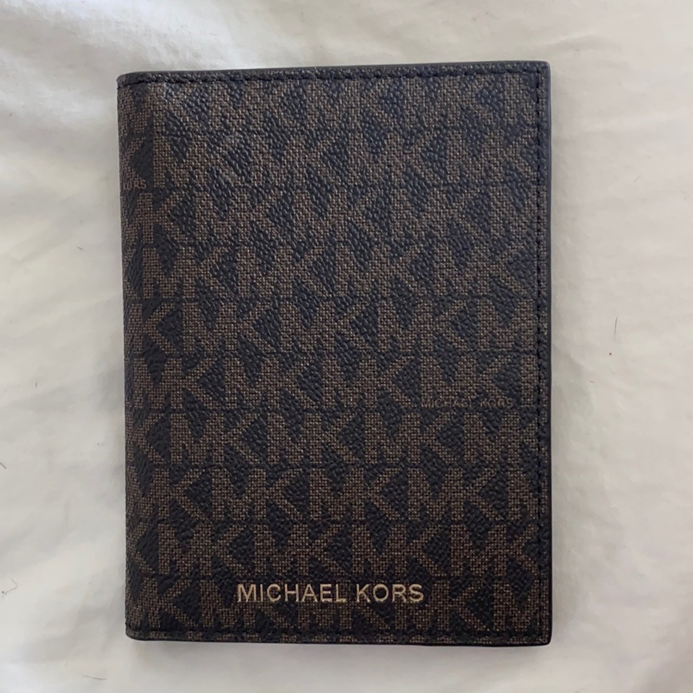 BRAND NEW MICHAEL KORS PASSPORT WALLET